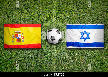 Spagna vs Israele bandiere sul campo di calcio Foto Stock