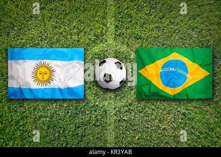 Argentina vs. Brasile bandiere sul campo di calcio Foto Stock