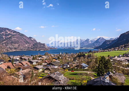 Paesaggio di Sankt Gilgen con il Wolfgangsee e alpi incappucciate di neve Foto Stock