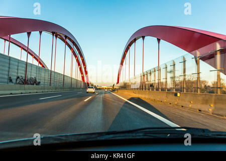 Guardando attraverso la schermatura frontale di una macchina per l'autostrada Foto Stock