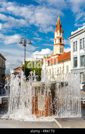 Fontana e la chiesa, la città vecchia di Vilnius, Lituania. Foto Stock