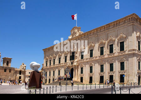 Vista di persone a piedi nella parte anteriore del Auberge de Castille de La Valletta, Malta. Essa fu costruita nel 1570s a casa cavalieri dell'Ordine di San Giovanni da Foto Stock