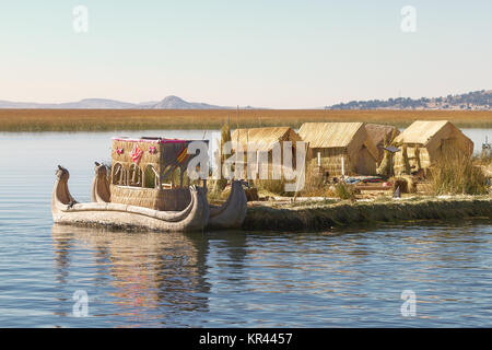 Barca a lamelle sull isola di Uros sul lago Titicaca in Perù e Bolivia Foto Stock