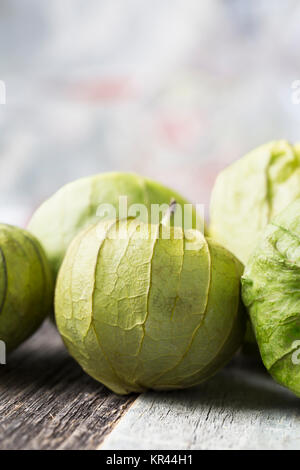 Close up tomatillos con copia spazio, orientamento verticale. Foto Stock