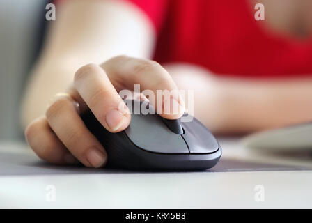 Mano con il mouse Foto Stock