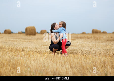 Madre e figlia avvolgente Foto Stock