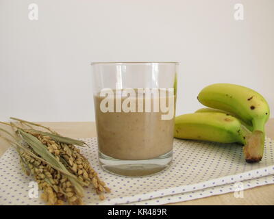 In casa frullato di caffè con latte di riso e banane Foto Stock