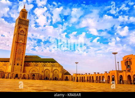 Moschea hasan ii sulla spiaggia di Casablanca prima del tramonto Foto Stock