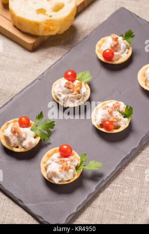 Crostini, antipasto con crema insalata di pollo Foto Stock