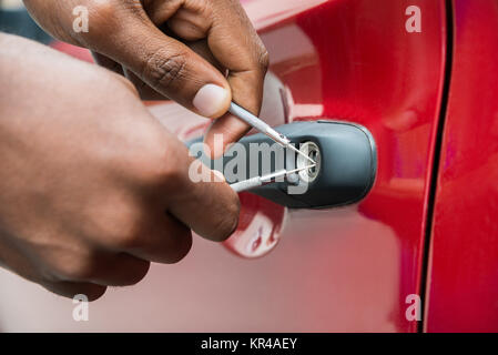 Persona Lato di apertura della porta auto con Lockpicker Foto Stock