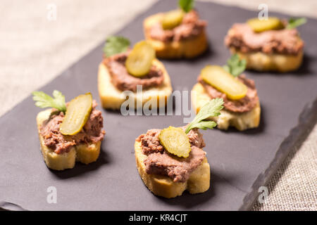 Antipasto con patè servita su una piastra di ardesia Foto Stock