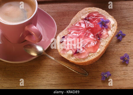 Un panino con gelatina di violetta Foto Stock