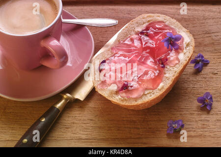 Un panino con gelatina di violetta Foto Stock