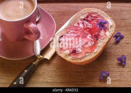 Un panino con gelatina di violetta Foto Stock