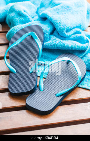 Blue flip flop con l'asciugamano. Foto Stock