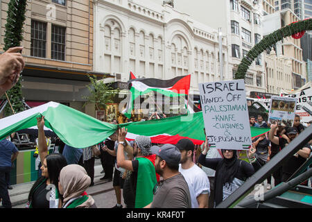 Sydney, Australia. Il 17 dicembre 2017. I palestinesi e i loro sostenitori radunati fuori Sydney Town Hall prima di marciare per il Consolato Generale di t Foto Stock