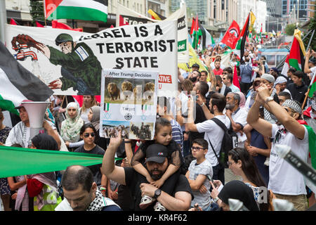 Sydney, Australia. Il 17 dicembre 2017. I palestinesi e i loro sostenitori radunati fuori Sydney Town Hall prima di marciare per il Consolato Generale di t Foto Stock