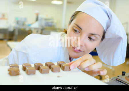 Lo Chef allineando caramelle Foto Stock