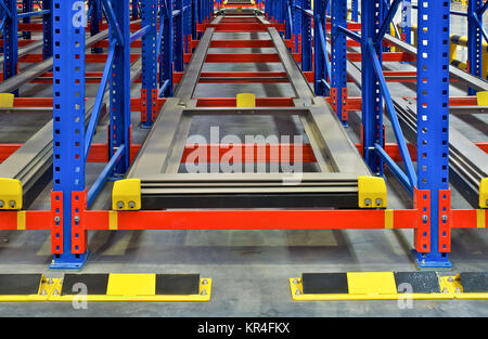 Magazzino di stoccaggio all'interno della scaffalatura pallet sistemi di scaffalatura. Foto Stock