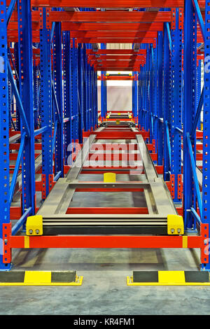 Magazzino di stoccaggio all'interno di metallo di scaffalatura pallet sistemi di scaffalatura Foto Stock