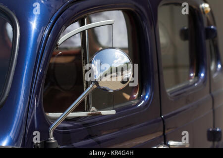Close up lo specchio di una vecchia auto Foto Stock
