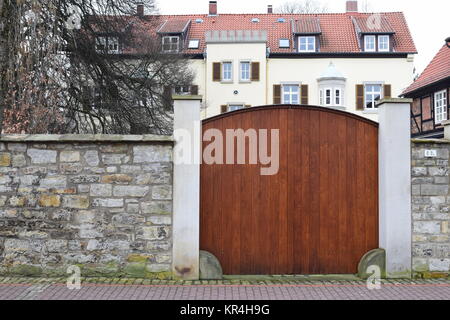 Cancello in legno nella parte anteriore del city hÃ¤ger freihof Foto Stock