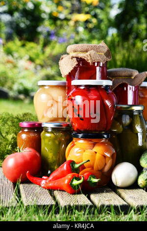 Vasetti di verdure sottaceto e frutta in giardino Foto Stock