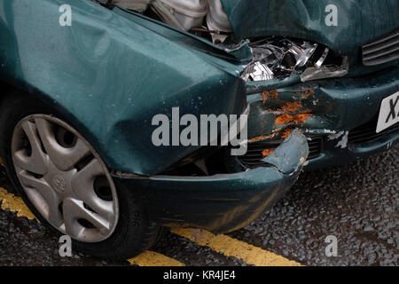 Dicembre 2017 - Albero 1 - Auto 0, vecchio verde auto danneggiato dove si imbatté in una struttura ad albero Foto Stock