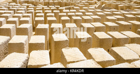 Blocchi di tufo in una cava di pietra Foto Stock