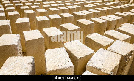 Blocchi di tufo in una cava di pietra Foto Stock
