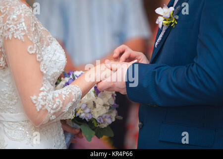 Il abiti da sposa un anello di nozze al marito Foto Stock