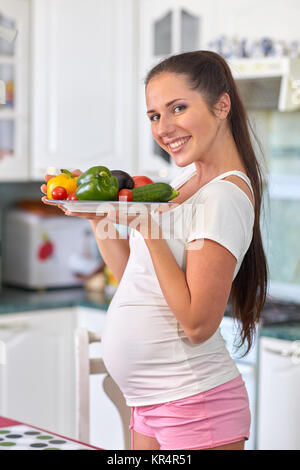 La donna incinta e il cibo sano Foto Stock