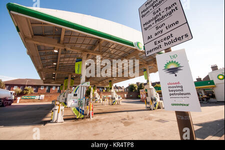 London, England, Regno Unito - 31 Luglio 2010: un segno su una stazione di benzina BP a Woolwich, a sud-est di Londra, annuncia che è stata chiusa in un sistema di protezione Foto Stock