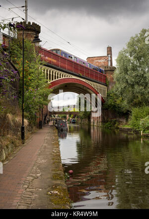 Manchester, Inghilterra, Regno Unito - 2 Agosto 2015: una rampa settentrionale classe 150 passeggeri diesel treno attraversa la Bridgewater Canal a Deansgate in Manch centrale Foto Stock