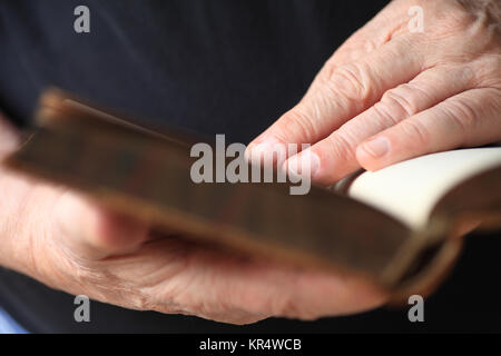 Book Reader mani con spazio di copia Foto Stock