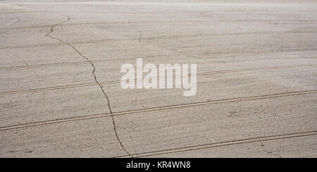 Un sentiero forma una linea traballante attraverso un campo di grano raccolto con altrimenti governata ciecamente ruota del trattore linee nel paesaggio di rotolamento del Chiltern Hi Foto Stock