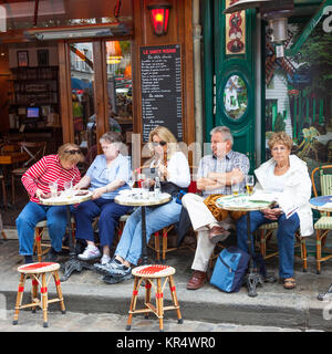 Parigi, Francia - 6 giugno 2012: Unidentified patroni rilassarsi e godersi un drink in un bar a Montmartre a Parigi. Foto Stock