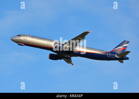 Il russo Aeroflot Airbus A321 VQ-letto decollo dall'Aeroporto Heathrow di Londra, Regno Unito Foto Stock