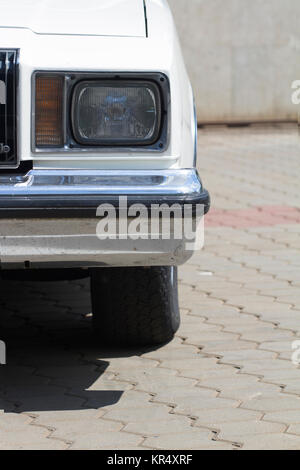 Close up di un vintage white car faro anteriore Foto Stock