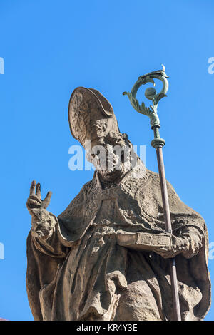 18 secolo statua barocca del Vescovo san Stanislao , chiesa su Skalka, Cracovia in Polonia. Foto Stock