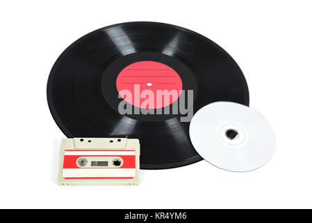 La musica i dispositivi di archiviazione - Dischi in Vinile, analogica cassette e CD isolato su sfondo bianco con tracciato di ritaglio Foto Stock