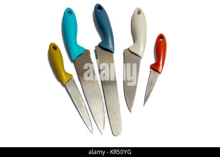 Set di coltelli da cucina isolati su sfondo bianco Foto Stock