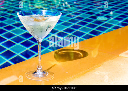 Fresco cocktail in piedi da piscina Foto Stock