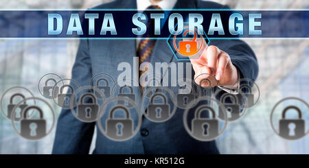 Corporate Manager premendo LO STORAGE DEI DATI Foto Stock