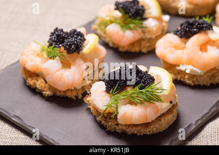 Antipasto di gamberetti servita su fette di pane tostato Foto Stock