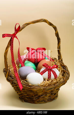 Osterei gepunkteter mit roter Schleife uovo di pasqua con spotted loop rosso Foto Stock