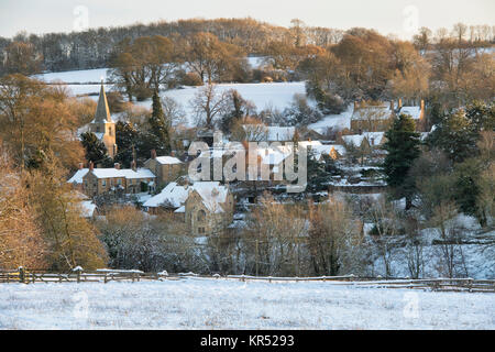 Swerford il Villaggio sotto la neve in dicembre. Swerford, Cotswolds, Oxfordshire, Inghilterra Foto Stock