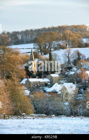 Swerford il Villaggio sotto la neve in dicembre. Swerford, Cotswolds, Oxfordshire, Inghilterra Foto Stock