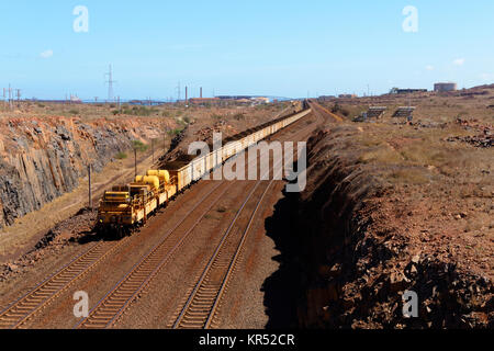 Il minerale di ferro di treno di entrare nello stabilimento di trasformazione, Dampier, Pilbara, Australia occidentale Foto Stock