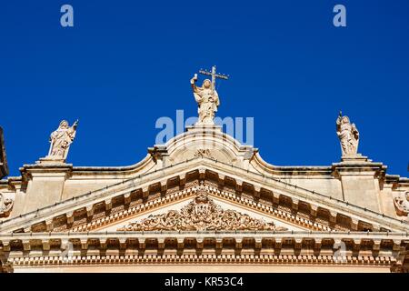 Le statue sulla sommità di Naxxar parrocchia, Naxxar, Malta, l'Europa. Foto Stock